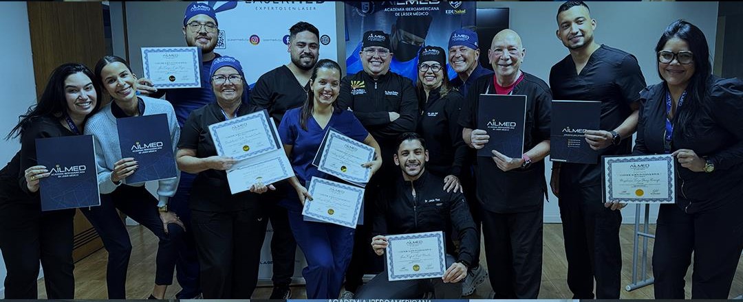 Egresados de AILMED con sus certificados del programa