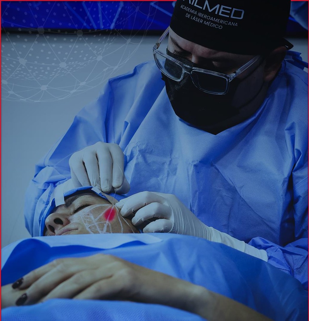 El Dr. Oscar Suárez realizando un procedimiento de Endoláser Facial